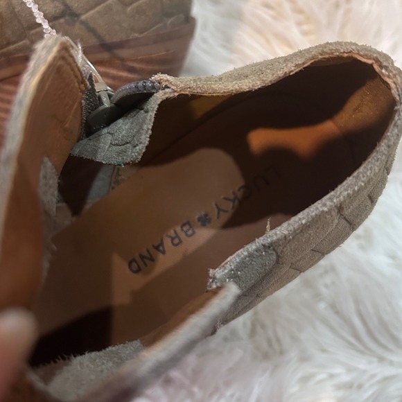 NEW Lucky Brand Women Gray/Green Croc Wedge Ankle Booties Pointed Toe Zip 7M - Picture 7 of 7